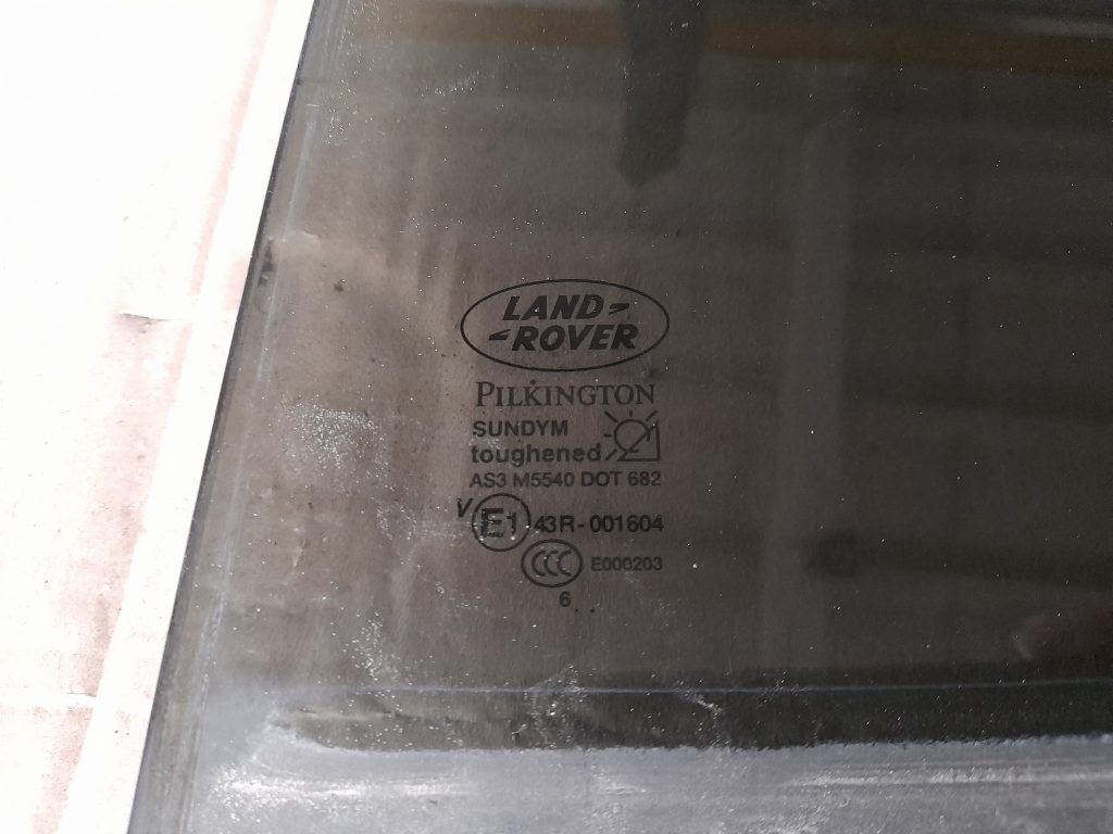 Aizmugurējo kreiso durvju stikls priekš RANGE ROVER SPORT 2007 2 Aizmugurējo kreiso durvju stikls priekš RANGE ROVER SPORT 2007