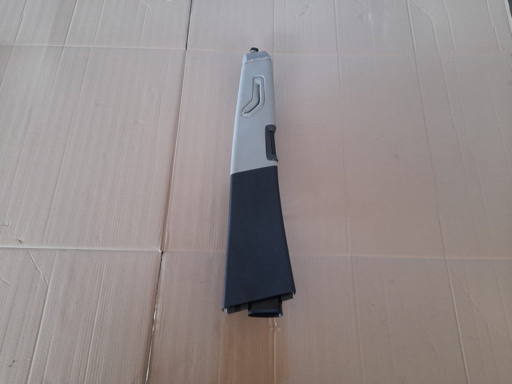 Vidējas salona statnes apdare priekš VOLVO V70 2003 SILVER 1 Vidējas salona statnes apdare priekš VOLVO V70 2003 SILVER