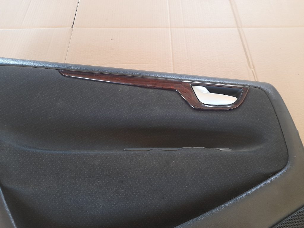 Aizmugurējo kreiso durvju apdare priekš VOLVO V70 2003 SILVER