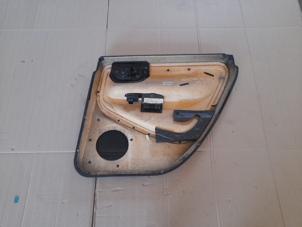 Aizmugurējo kreiso durvju apdare priekš VOLVO V70 2003 SILVER