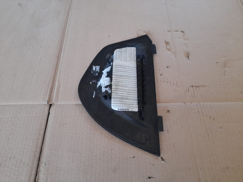 Mērinstrumentu paneļa sānu apdare priekš VOLVO V70 2003 SILVER 2 Mērinstrumentu paneļa sānu apdare priekš VOLVO V70 2003 SILVER