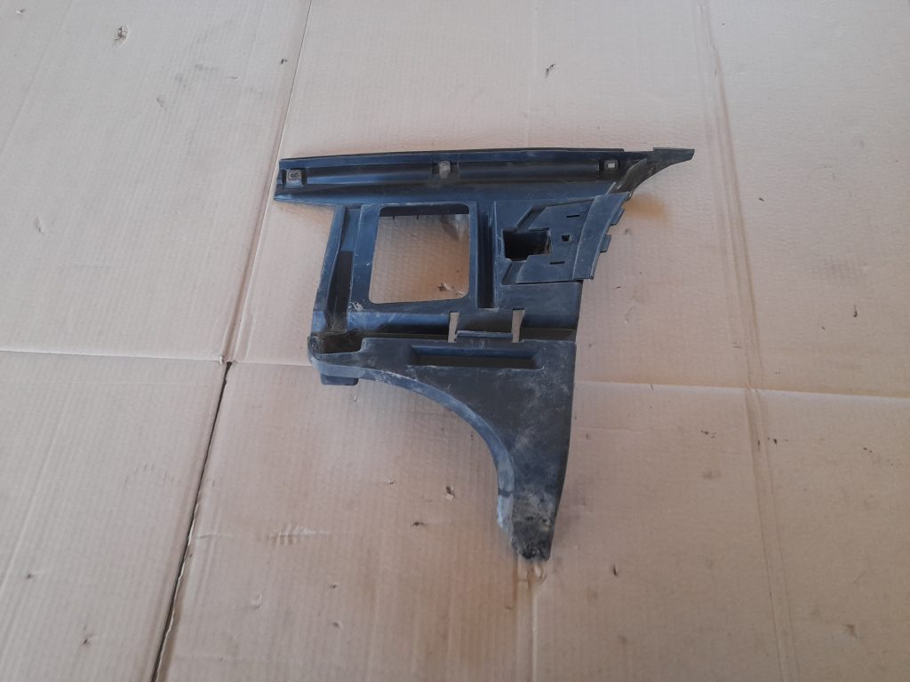 Aizmugurējā spārna un bufera stiprinājums priekš VOLVO V70 2003 SILVER 1 Aizmugurējā spārna un bufera stiprinājums priekš VOLVO V70 2003 SILVER