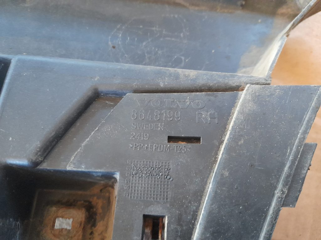 Aizmugurējā spārna un bufera stiprinājums priekš VOLVO V70 2003 SILVER 4 Aizmugurējā spārna un bufera stiprinājums priekš VOLVO V70 2003 SILVER