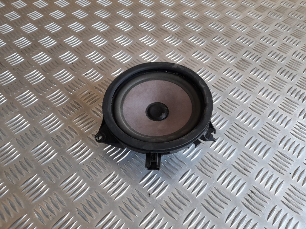 Durvju skaļrunis, apakšā priekš VOLVO V70 2003 SILVER