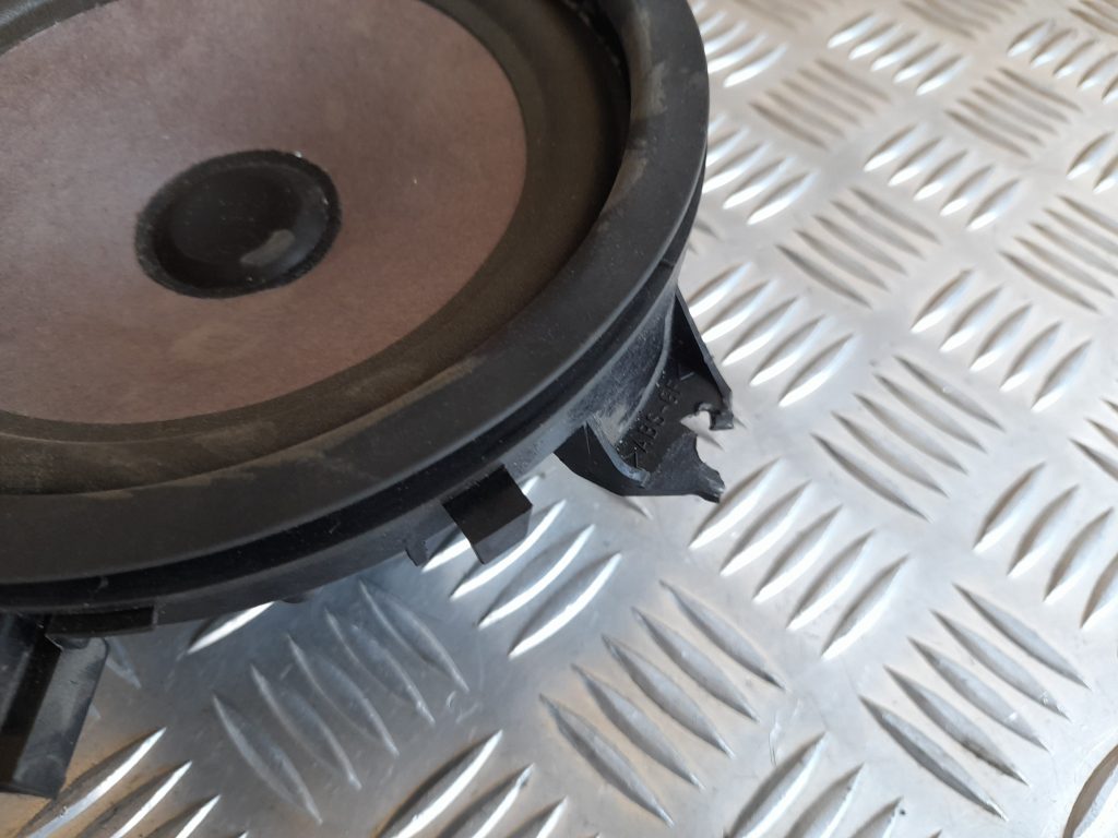 Durvju skaļrunis, apakšā priekš VOLVO V70 2003 SILVER