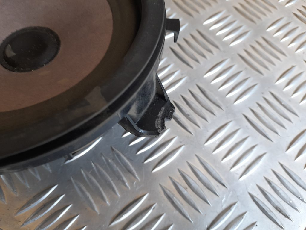 Durvju skaļrunis, apakšā priekš VOLVO V70 2003 SILVER