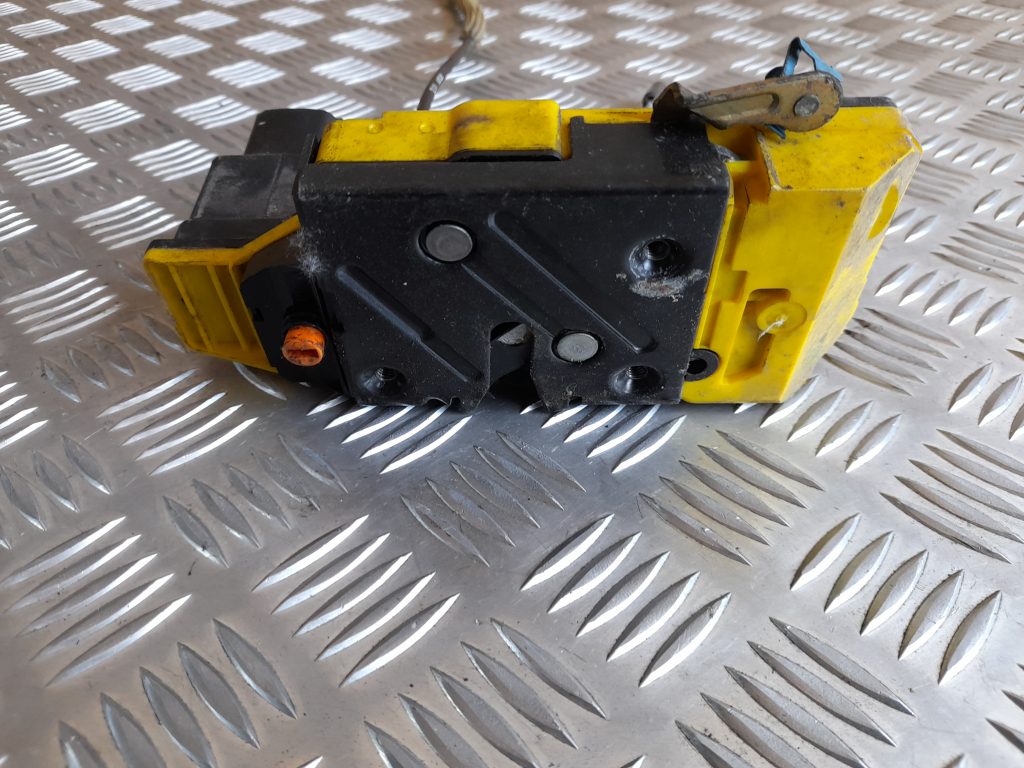 Aizmugurējo kreiso durvju slēdzene priekš VOLVO V70 2003 SILVER