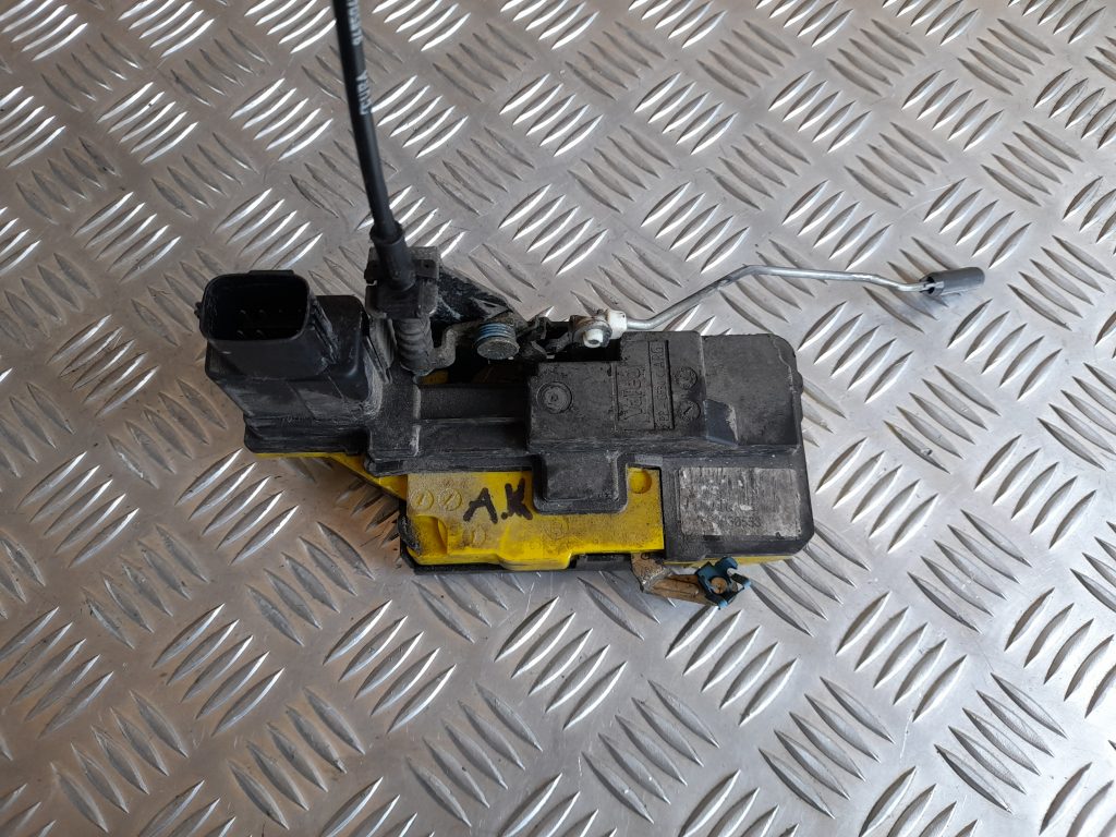 Aizmugurējo kreiso durvju slēdzene priekš VOLVO V70 2003 SILVER