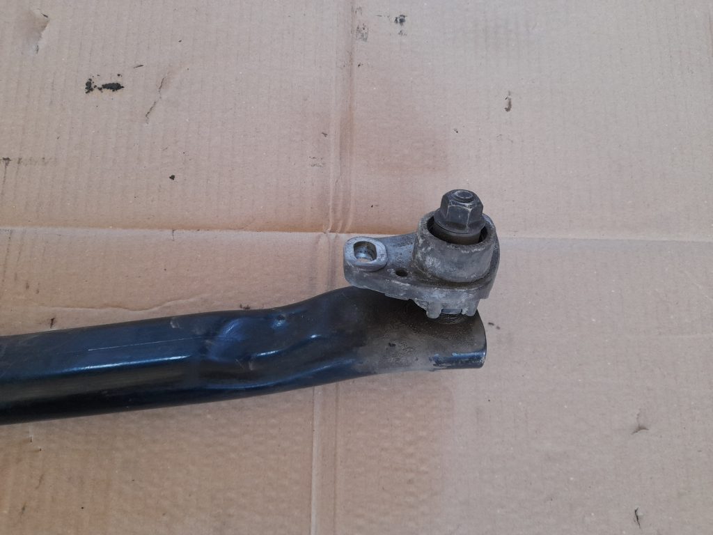 Priekšējo statņu stiprinājums priekš VOLVO V70 2003 SILVER