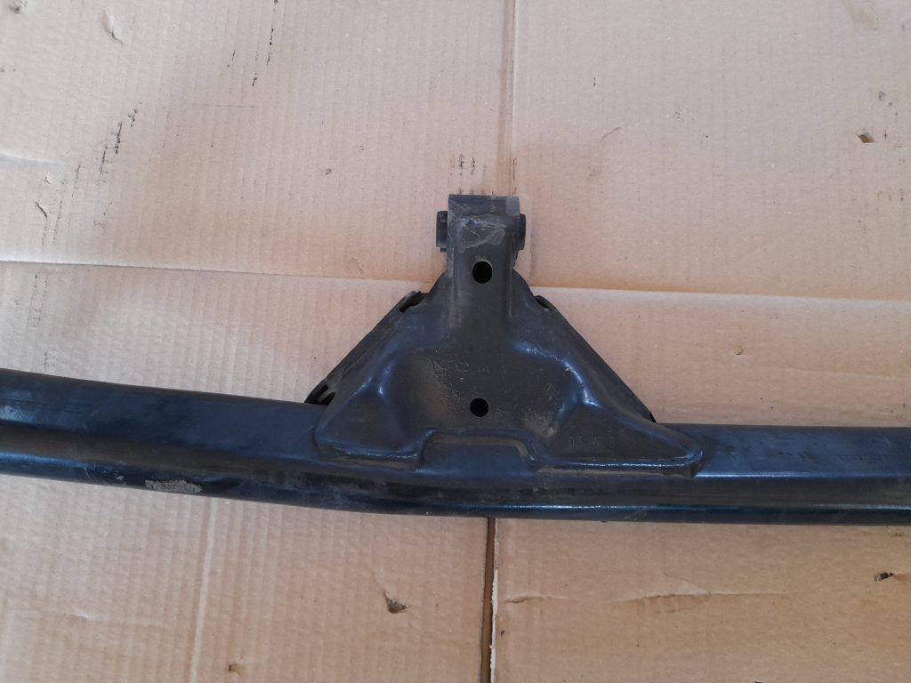 Priekšējo statņu stiprinājums priekš VOLVO V70 2003 SILVER