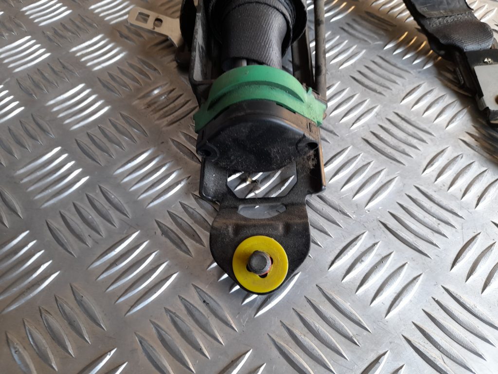 Priekšējā kreisā drošības josta priekš VOLVO V70 2003 SILVER 2 Priekšējā kreisā drošības josta priekš VOLVO V70 2003 SILVER