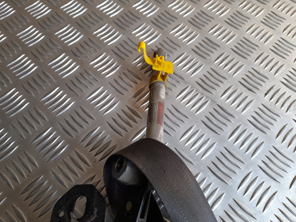 Priekšējā kreisā drošības josta priekš VOLVO V70 2003 SILVER 3 Priekšējā kreisā drošības josta priekš VOLVO V70 2003 SILVER