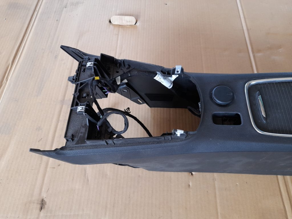 Centrālās konsoles apdares lielākā daļa priekš OPEL ASTRA SPORT 2017 2 Centrālās konsoles apdares lielākā daļa priekš OPEL ASTRA SPORT 2017