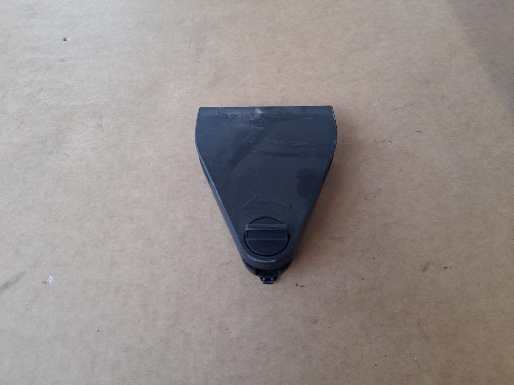 Bagāžnieka nodalījuma sānu apdares lūka priekš VW PHAETON 2005