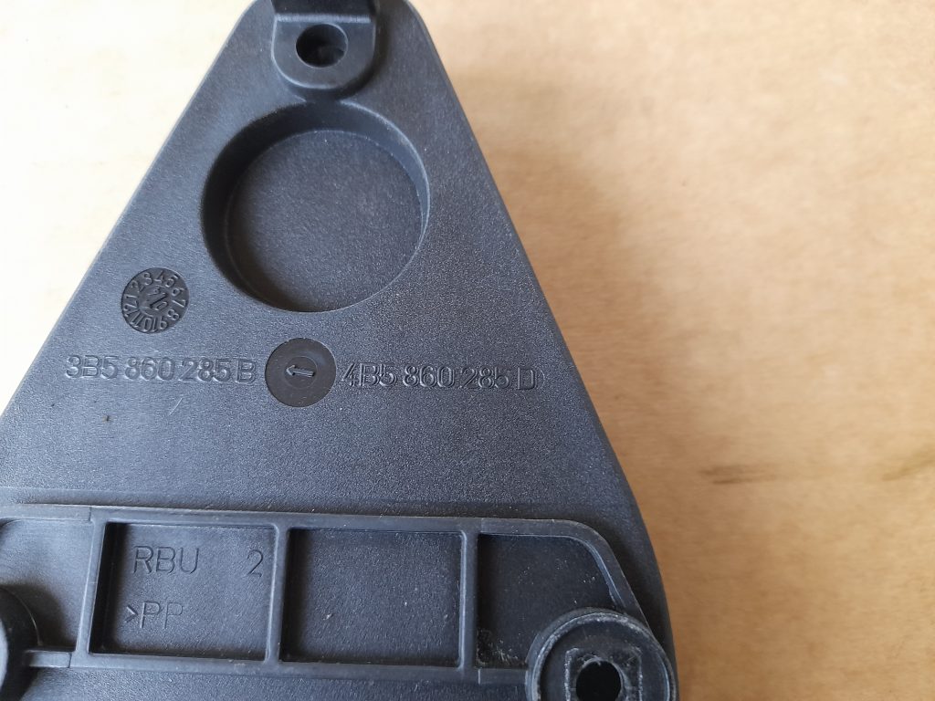 Bagāžnieka nodalījuma sānu apdares lūka priekš VW PHAETON 2005