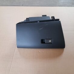 Mantu glabāšanas nodalījums pasažiera pusē priekš VOLVO XC60 2009