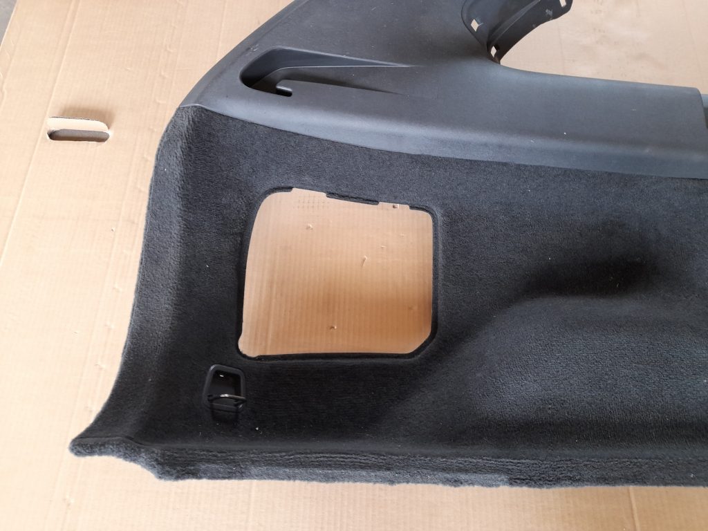 Bagāžnieka nodalījuma sānu apdare priekš VOLVO XC60 2009