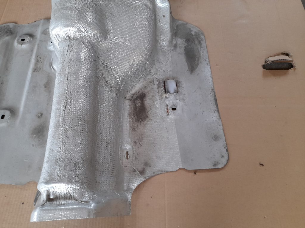 Izpūtēja sistēmas karstuma aizsargs priekš VOLVO XC60 2009 2 Izpūtēja sistēmas karstuma aizsargs priekš VOLVO XC60 2009