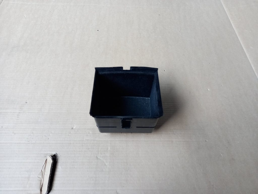 Centrālās konsoles nodalījums priekš VW TOUAREG 2007 1 Centrālās konsoles nodalījums priekš VW TOUAREG 2007