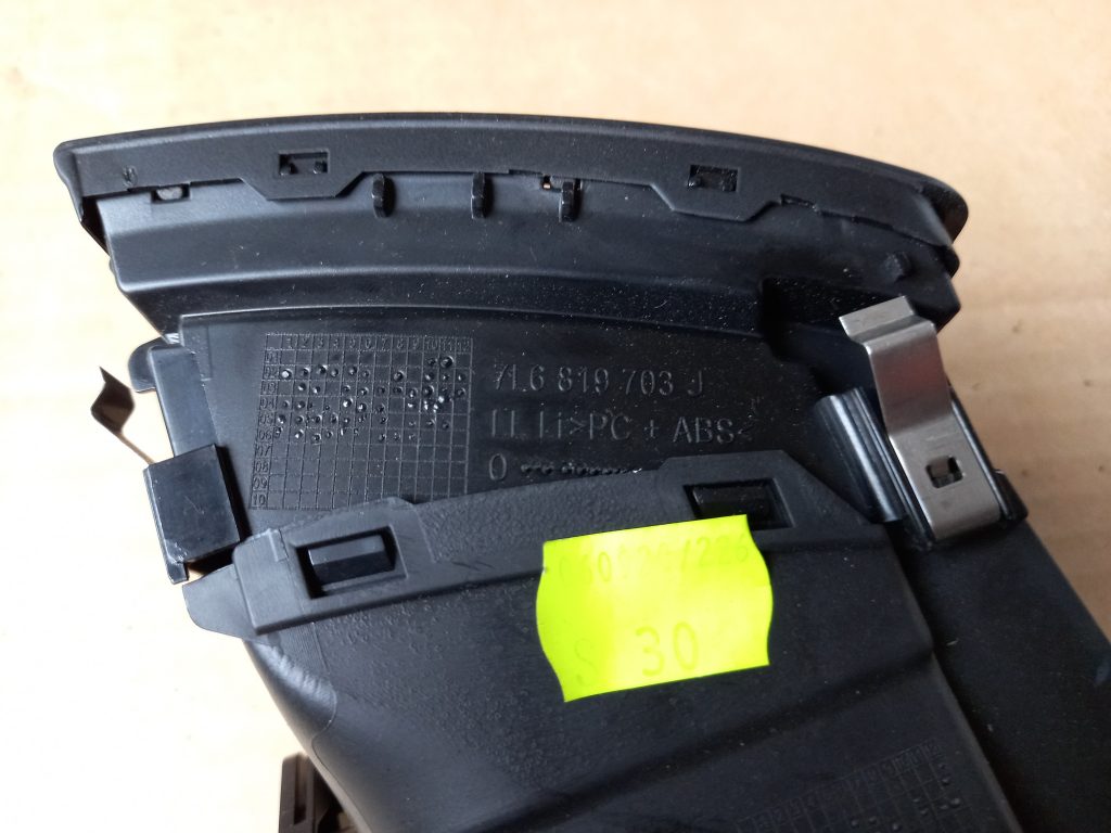 Mērinstrumentu paneļa gaisa vads, pa kreisi priekš VW TOUAREG 2007 2 Mērinstrumentu paneļa gaisa vads, pa kreisi priekš VW TOUAREG 2007