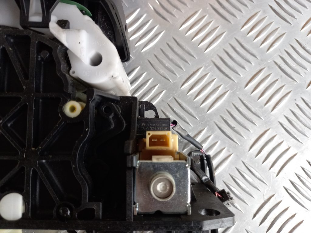 Ātrumu pārslēgšanas slēdzis priekš VW TOUAREG 2007