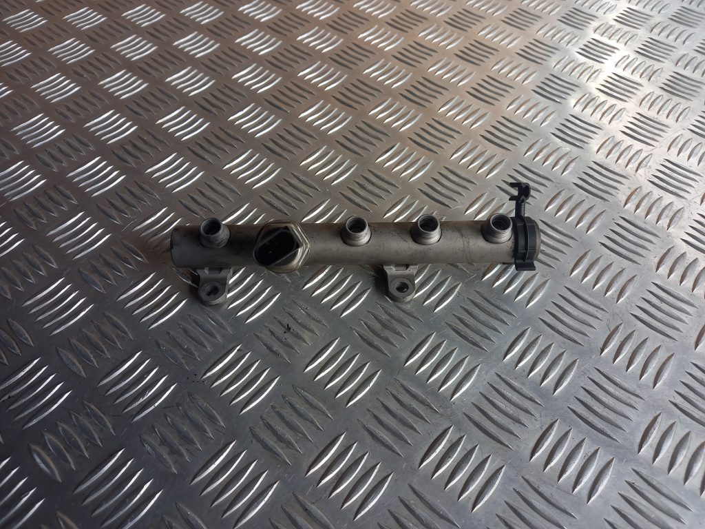 Degvielas sadales caurule priekš VW TOUAREG 2007 1 Degvielas sadales caurule priekš VW TOUAREG 2007