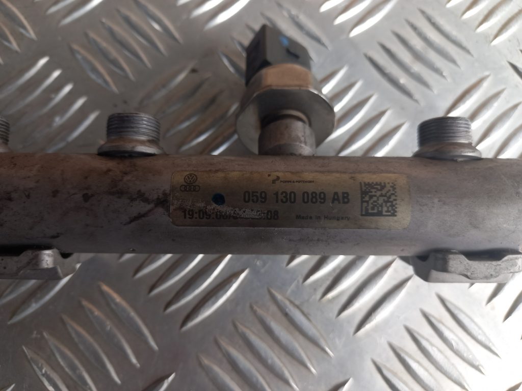 Degvielas sadales caurule priekš VW TOUAREG 2007 2 Degvielas sadales caurule priekš VW TOUAREG 2007