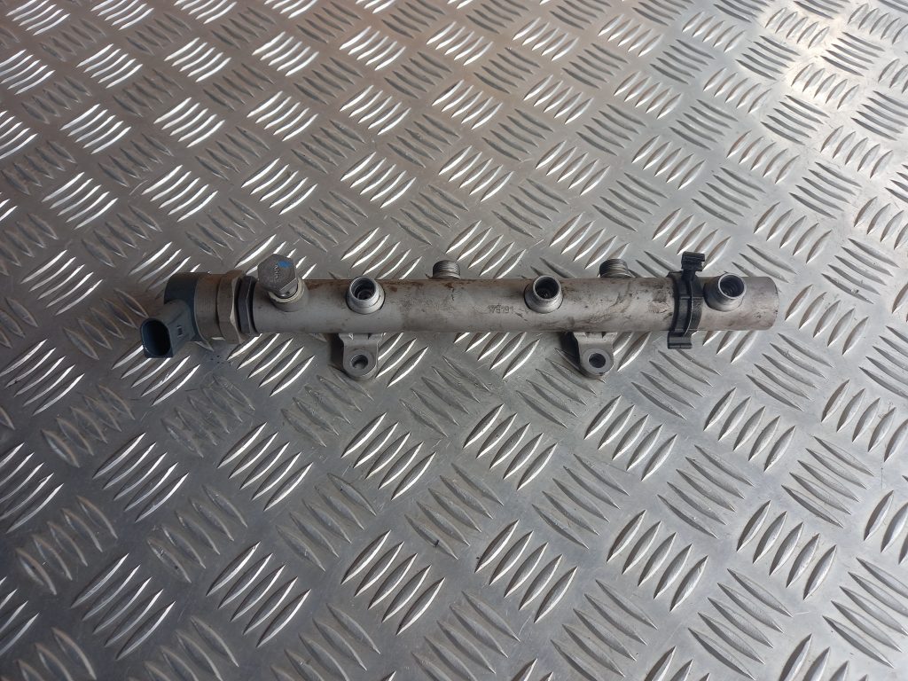 Degvielas sadales caurule priekš VW TOUAREG 2007 1 Degvielas sadales caurule priekš VW TOUAREG 2007