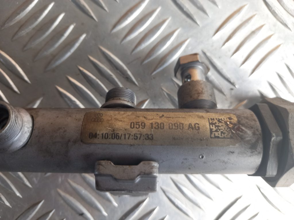 Degvielas sadales caurule priekš VW TOUAREG 2007 3 Degvielas sadales caurule priekš VW TOUAREG 2007