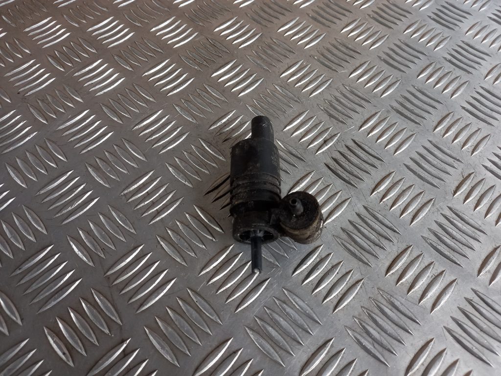 Mazgātāja šķidruma sūknis priekš VW TOUAREG 2007