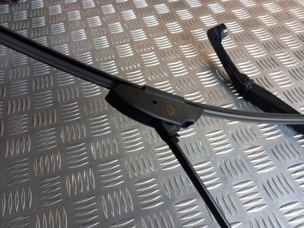 Vējstikla slotu turētāju komplekts priekš MITSUBISHI ASX 2011 5 Vējstikla slotu turētāju komplekts priekš MITSUBISHI ASX 2011