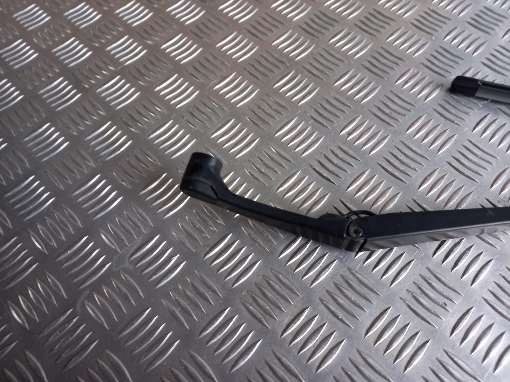 Vējstikla slotu turētāju komplekts priekš MITSUBISHI ASX 2011 2 Vējstikla slotu turētāju komplekts priekš MITSUBISHI ASX 2011