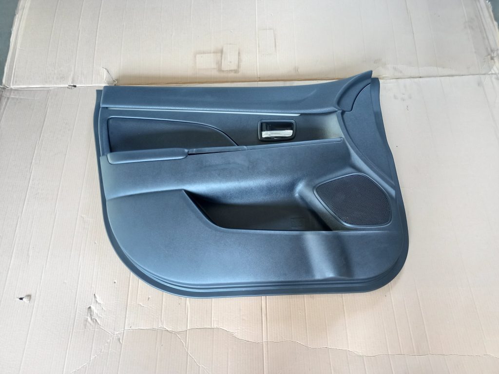 Priekšējo kreiso durvju apdare priekš MITSUBISHI ASX 2011