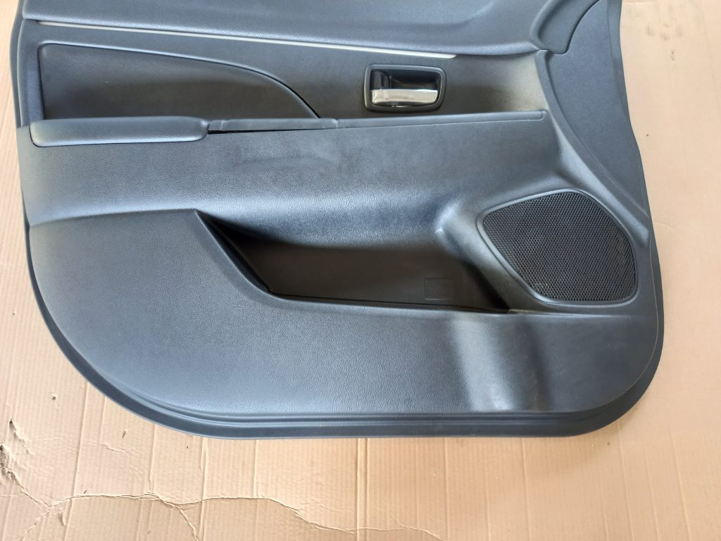 Priekšējo kreiso durvju apdare priekš MITSUBISHI ASX 2011