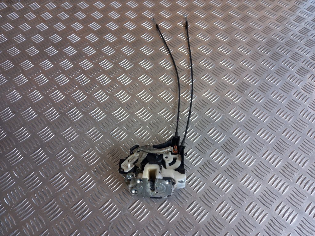 Aizmugurējo labo durvju slēdzene priekš MITSUBISHI LANCER 2009 1 Aizmugurējo labo durvju slēdzene priekš MITSUBISHI LANCER 2009