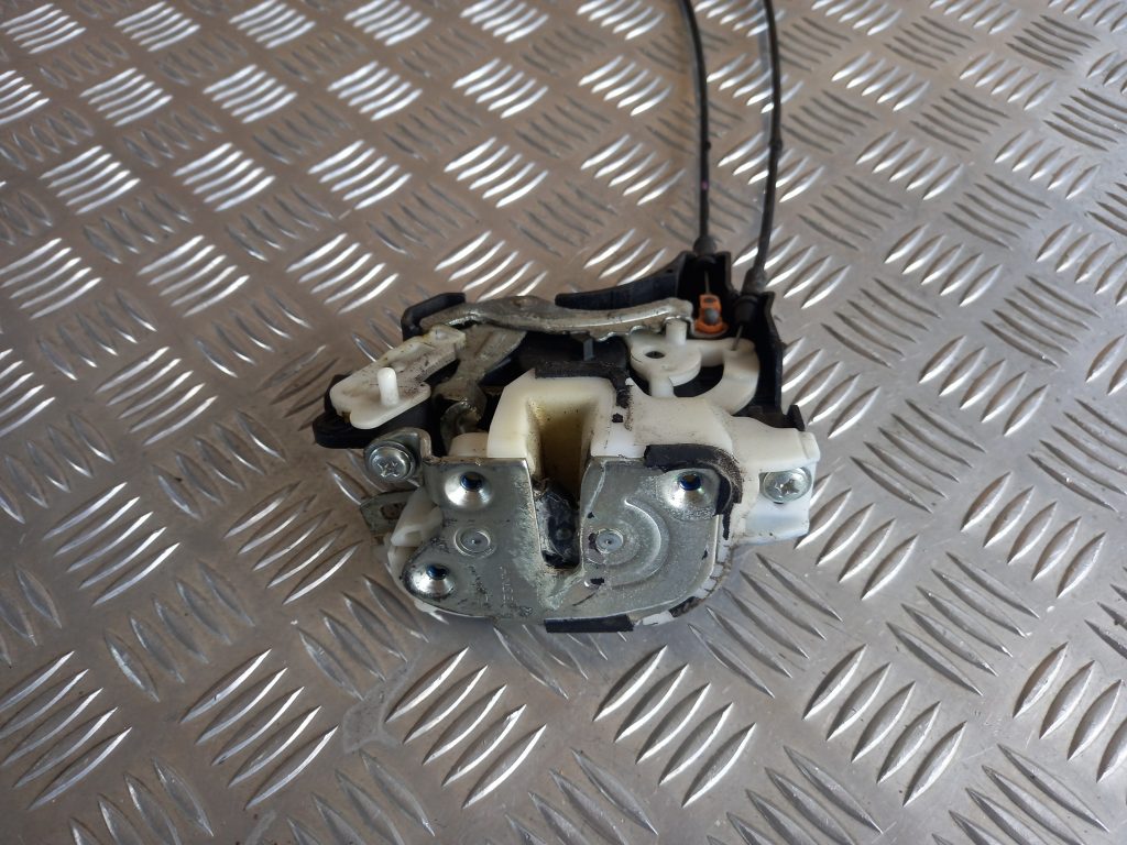 Aizmugurējo labo durvju slēdzene priekš MITSUBISHI LANCER 2009 2 Aizmugurējo labo durvju slēdzene priekš MITSUBISHI LANCER 2009