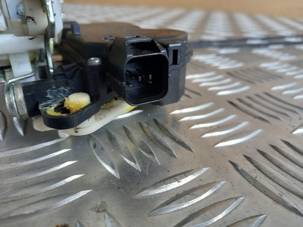 Aizmugurējo labo durvju slēdzene priekš MITSUBISHI LANCER 2009 4 Aizmugurējo labo durvju slēdzene priekš MITSUBISHI LANCER 2009