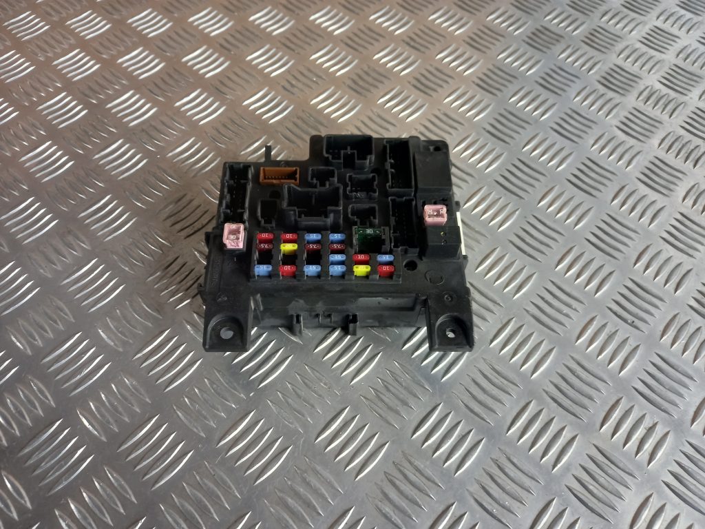 Drošinātāju relejas kaste priekš MITSUBISHI LANCER 2009 1 Drošinātāju relejas kaste priekš MITSUBISHI LANCER 2009