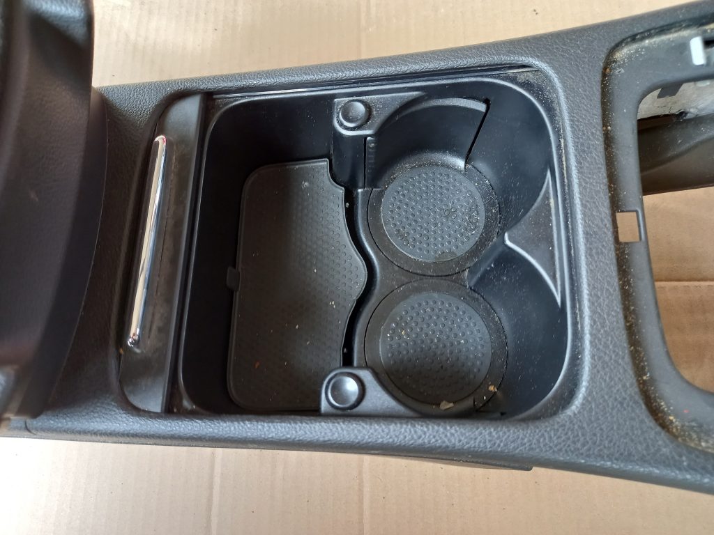 Centrālās konsoles apdares lielākā daļa priekš VW PASSAT CC 2009