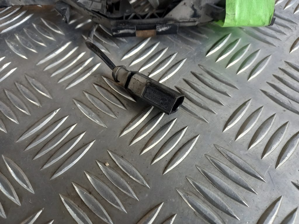 Durvju roktura iekšējais stiprinājums priekš VW PASSAT CC 2009