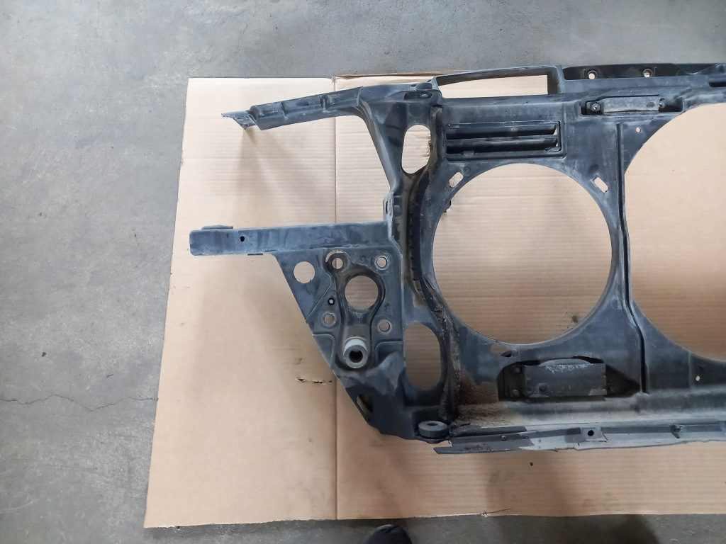 Priekšējā radiatora rāmis priekš AUDI A6 1998