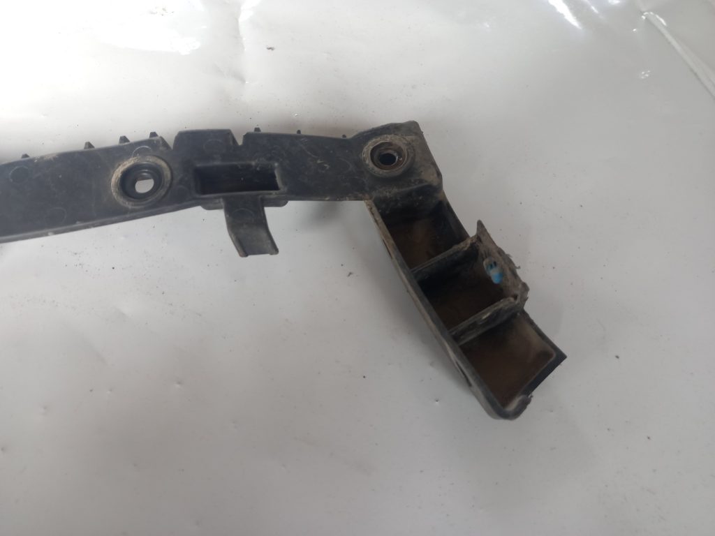 Aizmugurējā spārna un bufera stiprinājums priekš LAND ROVER FREELANDER 2007