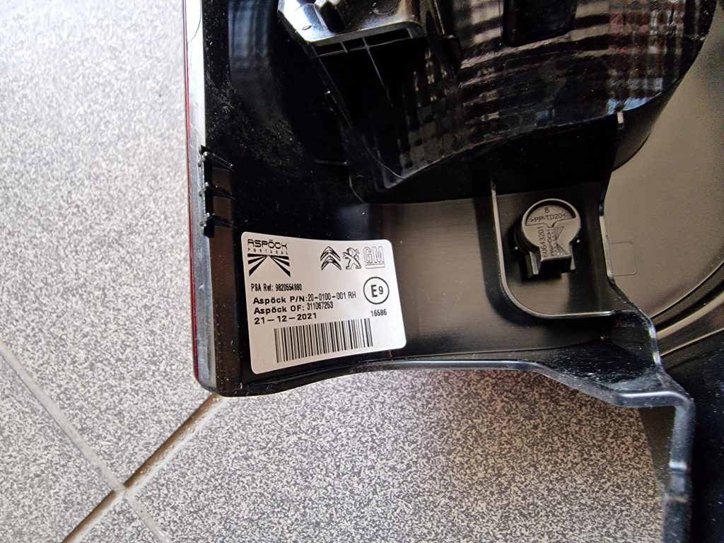 Aizmugurējais labais lukturis priekš CITROEN BERLINGO 2018- 9820554880