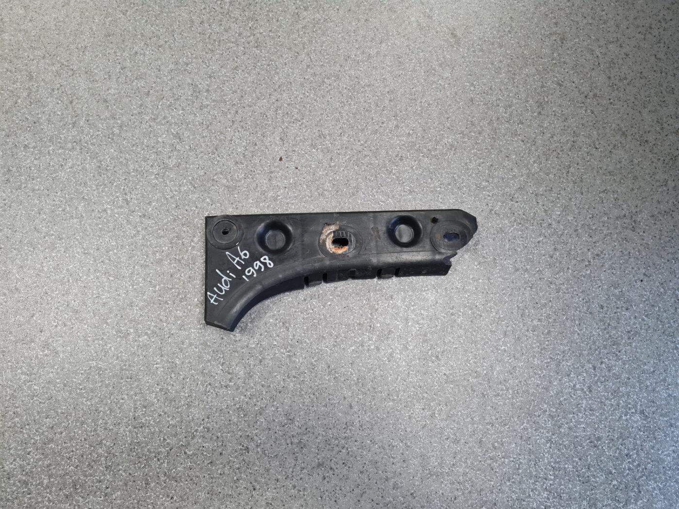 Priekšēja bufera kronšteins priekš AUDI A6 1998 1 Priekšēja bufera kronšteins priekš AUDI A6 1998