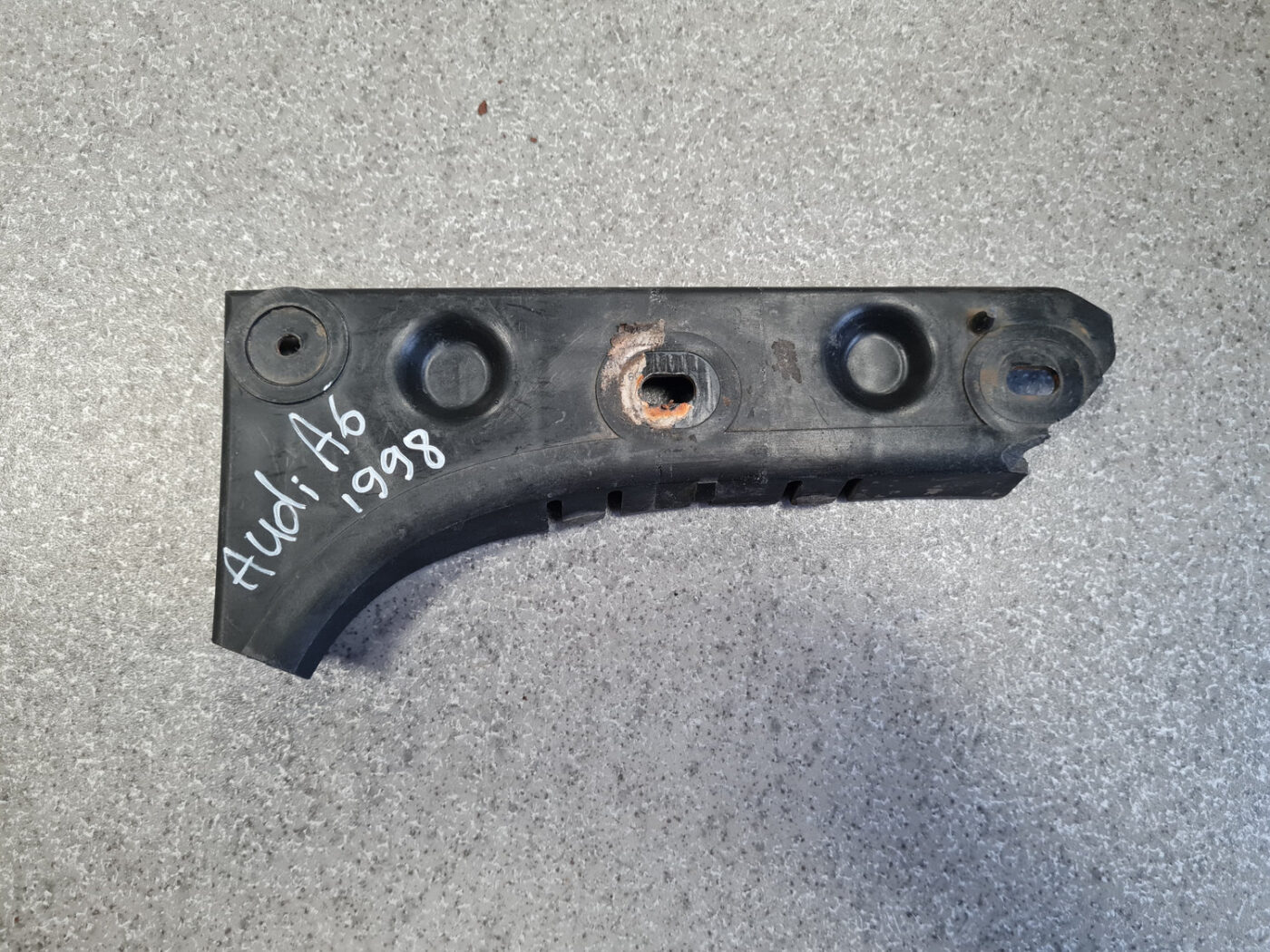 Priekšēja bufera kronšteins priekš AUDI A6 1998 2 Priekšēja bufera kronšteins priekš AUDI A6 1998