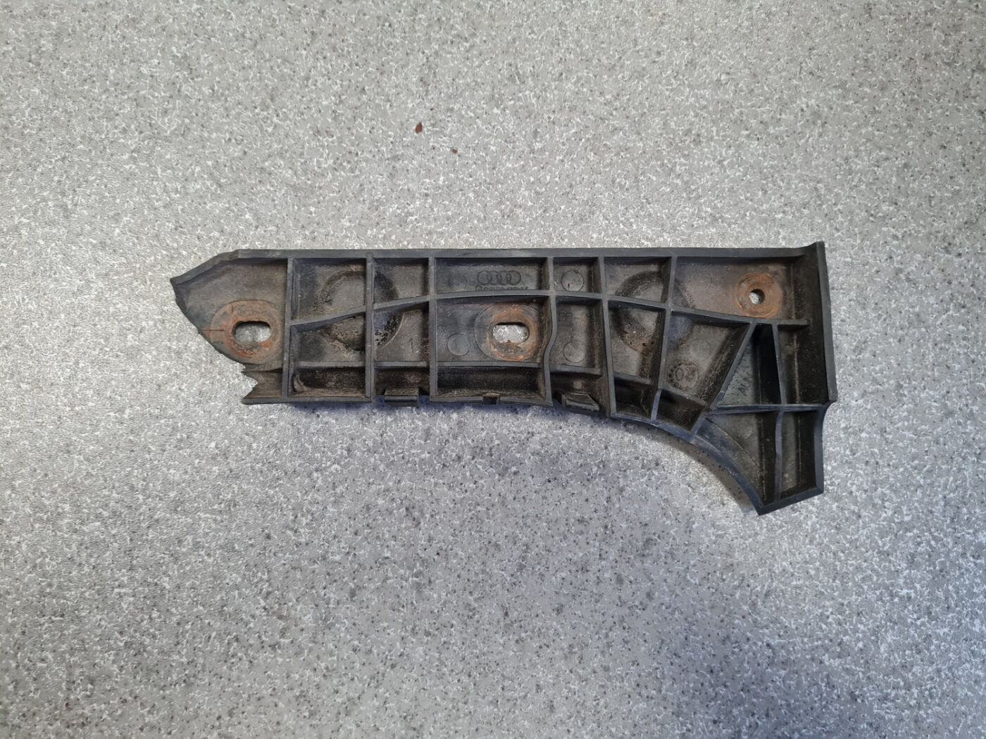 Priekšēja bufera kronšteins priekš AUDI A6 1998 6 Priekšēja bufera kronšteins priekš AUDI A6 1998