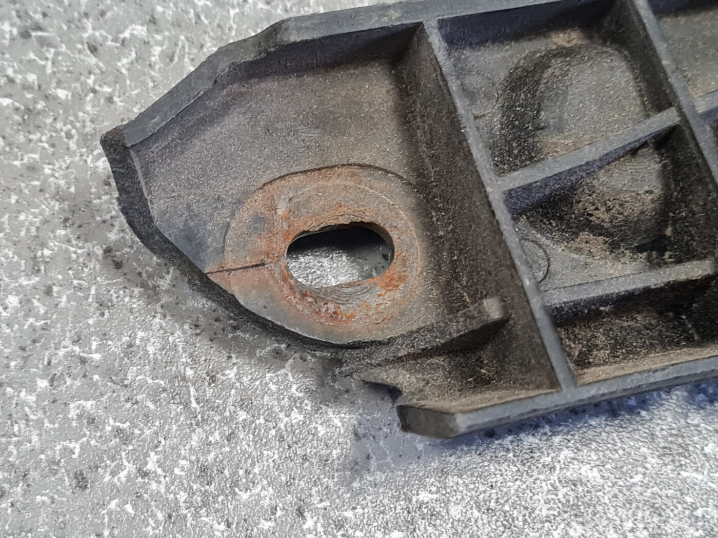 Priekšēja bufera kronšteins priekš AUDI A6 1998 5 Priekšēja bufera kronšteins priekš AUDI A6 1998