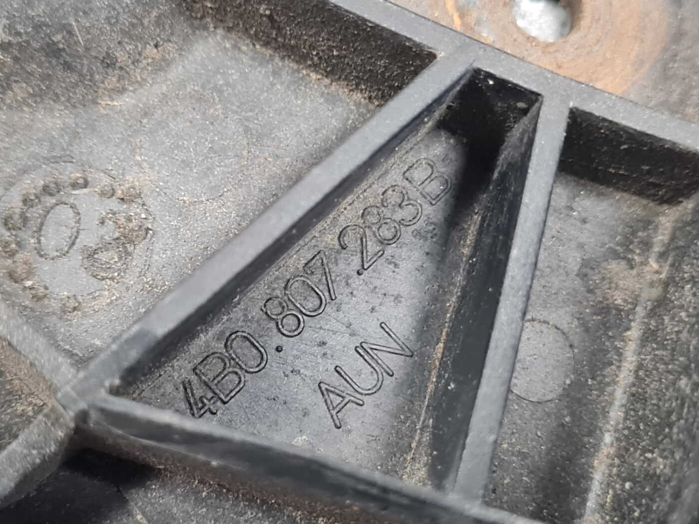 Priekšēja bufera kronšteins priekš AUDI A6 1998 3 Priekšēja bufera kronšteins priekš AUDI A6 1998