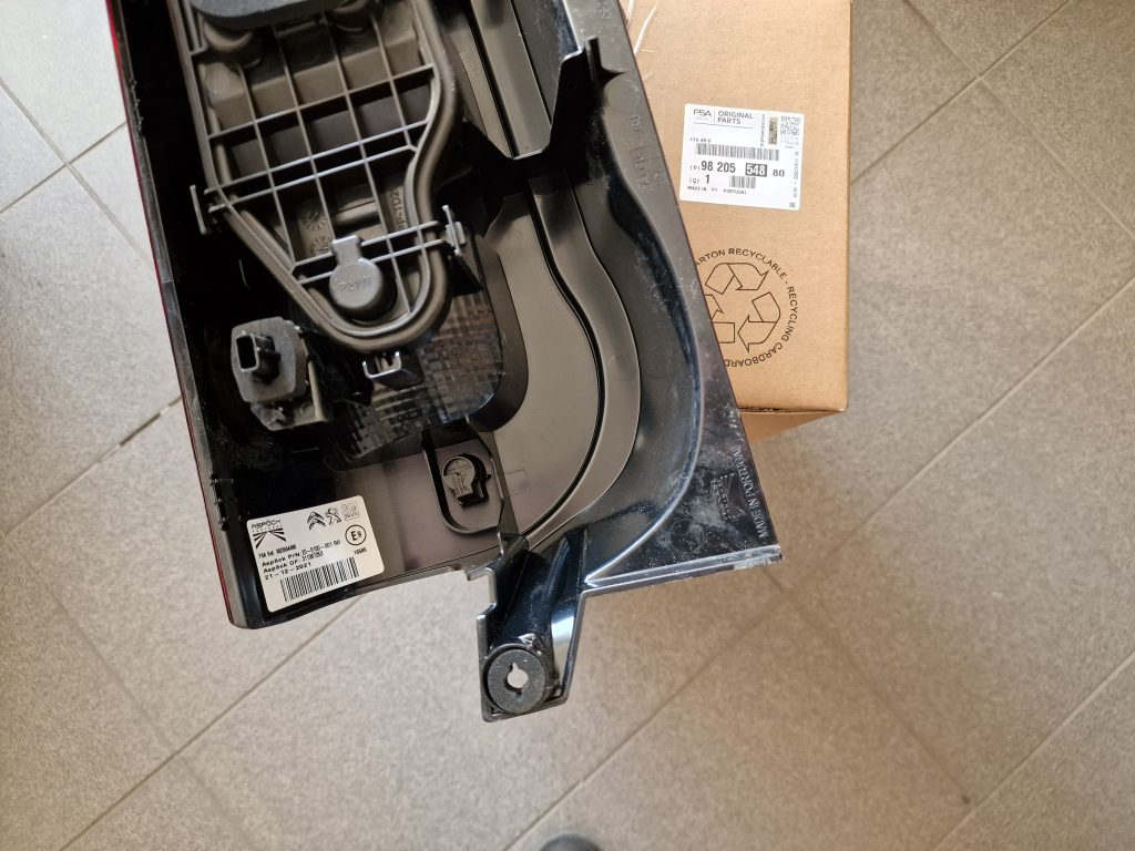 Aizmugurējais labais lukturis priekš CITROEN BERLINGO 2018- 9820554880