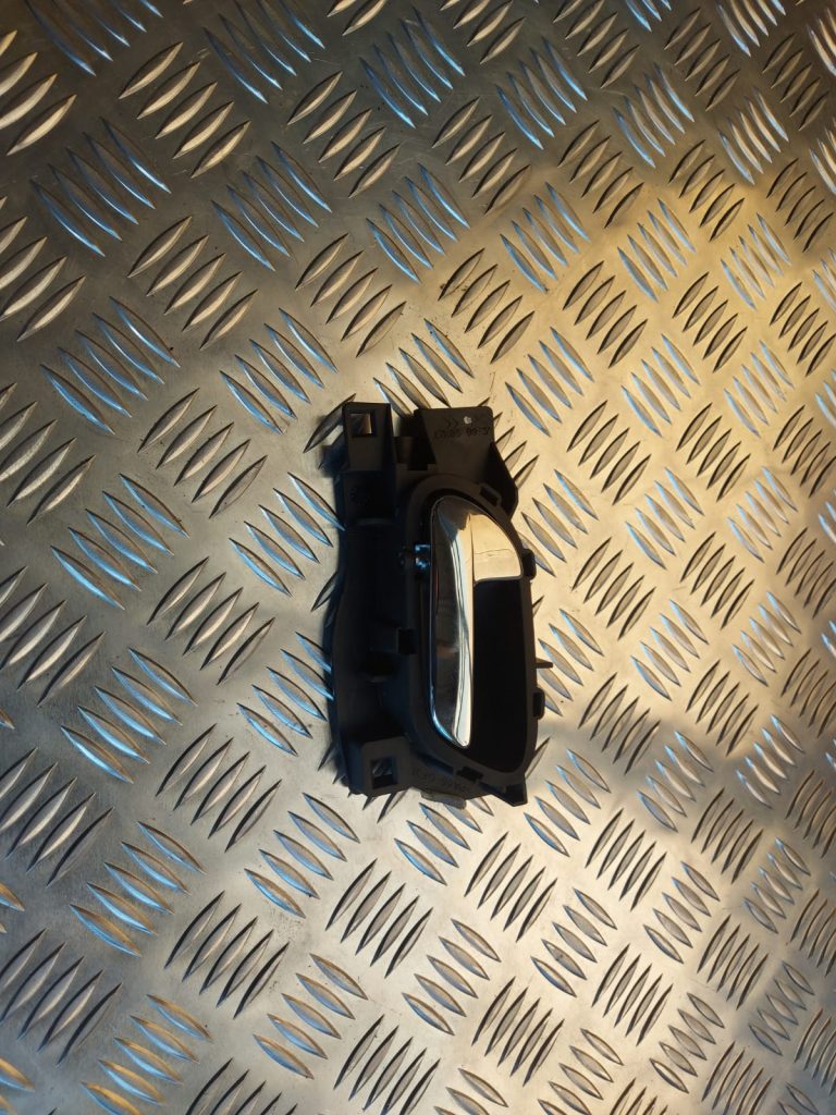 Salona durvju rokturis, aizmugures kreisais priekš PEUGEOT 407 2006